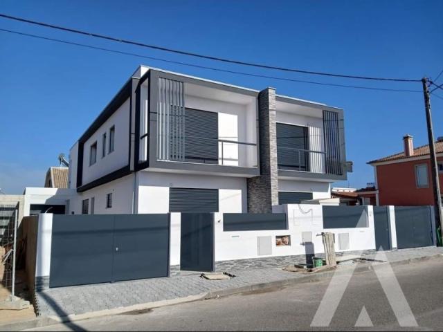 Moradia Geminada à Venda em Fernão Ferro