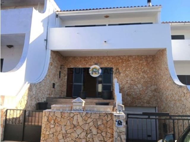 MORADIA GEMINADA COM 226 m² DE CONSTRUÇÃO E GARAGEM PARA 2 VIATURAS