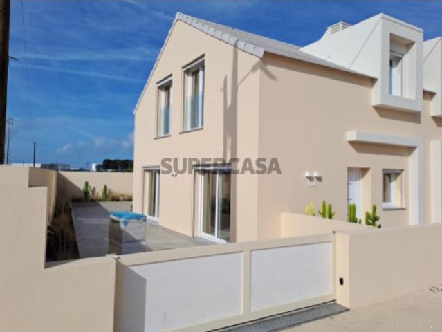 Moradia Geminada com 2 suítes junto à praia dos Supertubos