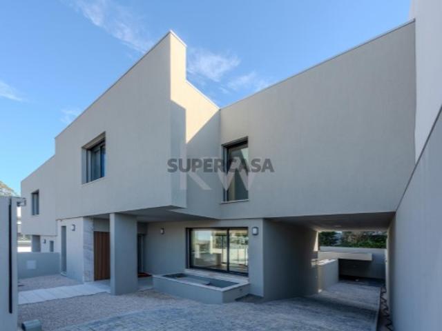 Moradia Geminada com 3 Suites em Leceia Barcarena