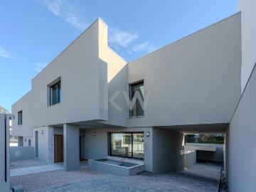Moradia Geminada com 3 Suites em Leceia Barcarena
