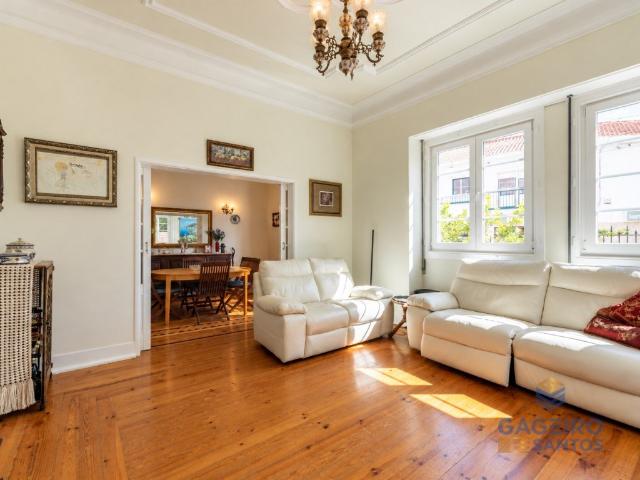 Moradia Geminada com Carácter, Jardim, Quintal e Armazéns Va. 236m² Valado Dos Frades