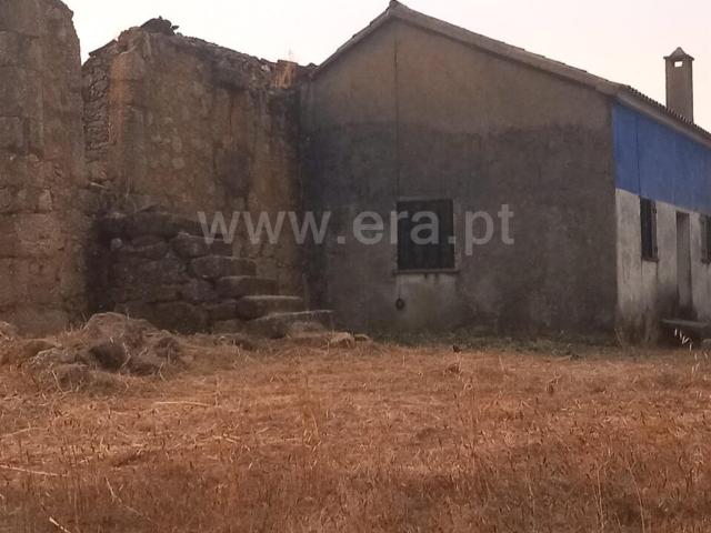 Moradia Geminada Estúdio / Covilhã, Ferro