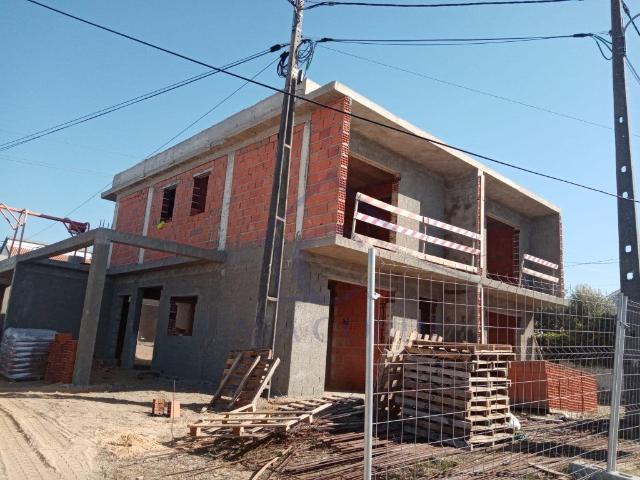 Moradia Geminada Duplex T3+1 em Construção, com 3 Suites e E. 140m² Fernão Ferro