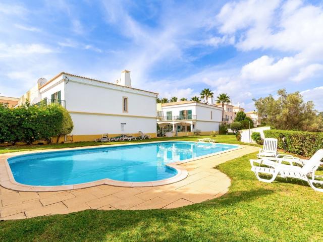 Moradia Geminada de Canto T2, com Piscina em Vilamoura Alg. 169m² Quarteira