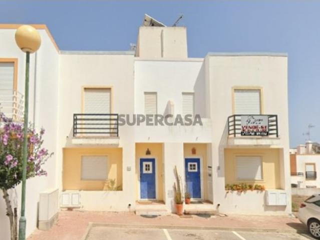 Moradia geminada de dois quartos com terraço no centro da cidade