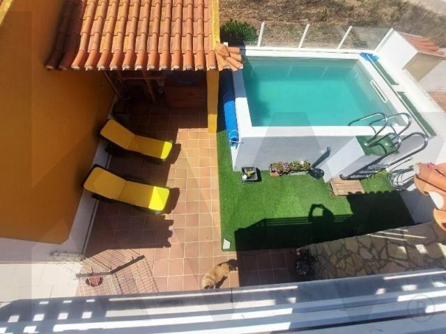 Moradia Geminada de Excelência no Barril com Piscina