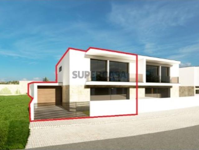 Moradia Geminada de Sonho com Espaço e Conforto