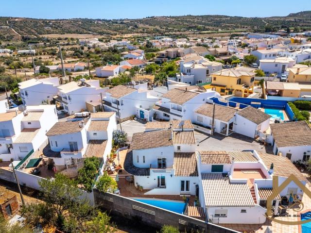 Moradia Geminada de 4 Quartos com Piscina Privada em Almádena para venda