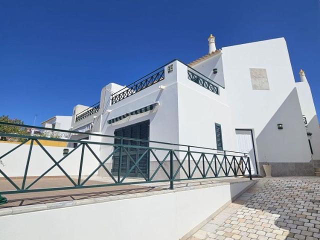 Moradia geminada em Albufeira, Albufeira e Olhos de Água