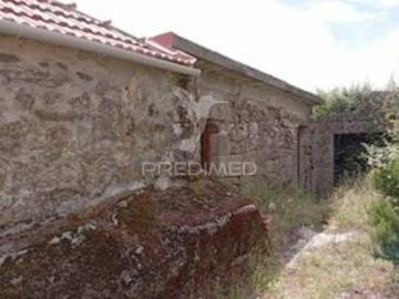 Moradia geminada em pedra granito p/ recuperar Vila real