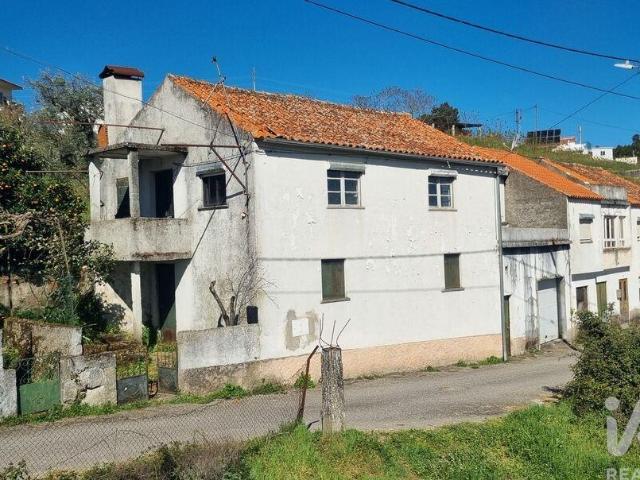 Moradia geminada em Vale de Azares