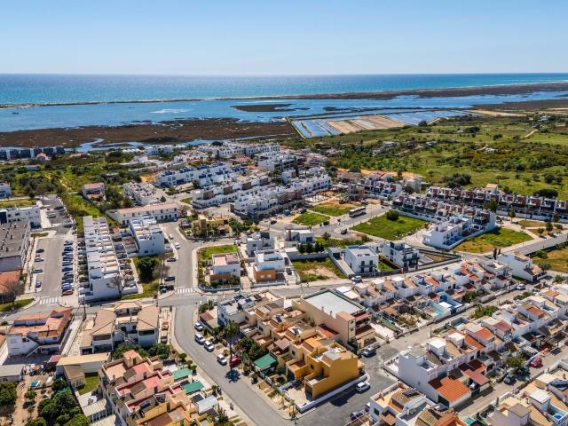 Moradia geminada espaçosa perto de todas as comodidades na Fuseta