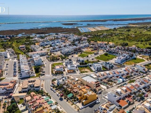 Moradia geminada espaçosa perto de todas as comodidades na F. 186m² Moncarapacho e Fuseta