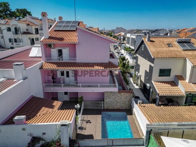 Moradia Geminada Remodelada com Piscina, 4 Quartos e Espaço de Lazer, Ideal para Família