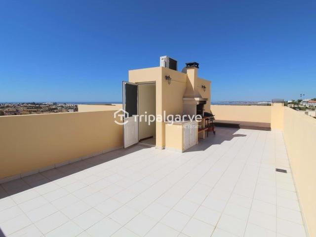 Moradia Geminada renovada T2+1 com piscina e garagem Patrov. 107m² Albufeira e Olhos de Água