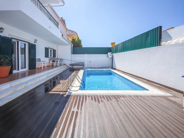 Moradia geminada T4+1, arquitetura tradicional com garagem e. 167m² São Domingos De Rana