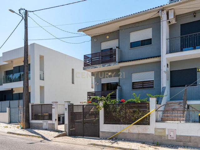 Moradia Geminada T4+1 em Vale de Milhaços