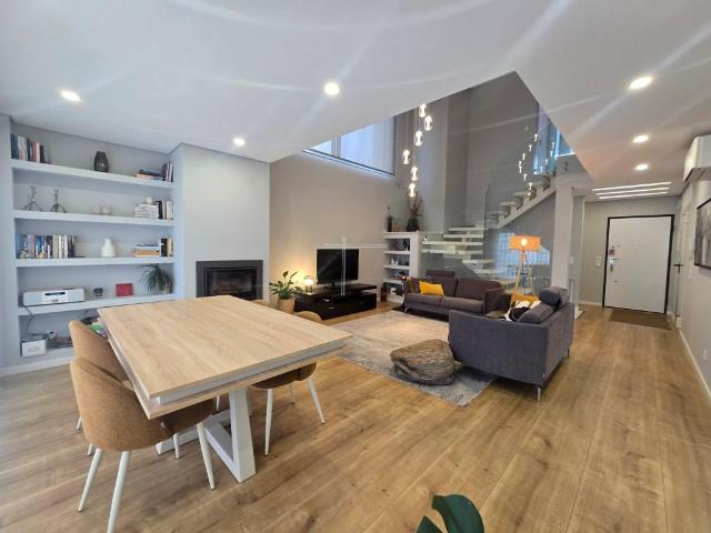 Moradia geminada T4+4, arquitetura contemporânea com garagem. 220m² Charneca De Caparica