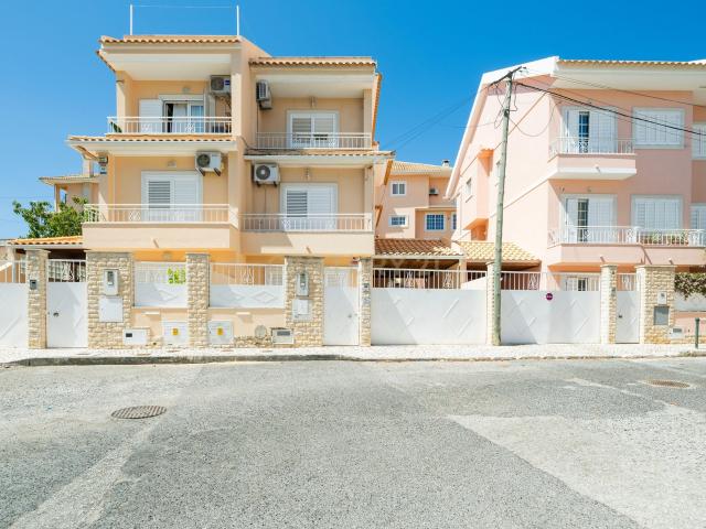 Moradia Geminada T4 no centro da Parede 120m² Carcavelos e Parede