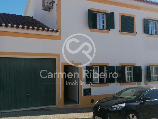 Moradia geminada T4 no centro de Fronteira Portalegre com garagem fechada