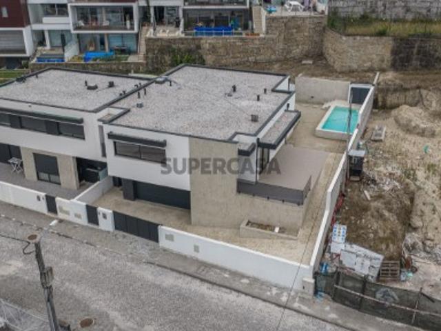 Moradia Geminada T4 Nova com Piscina em Aldão, Guimarães