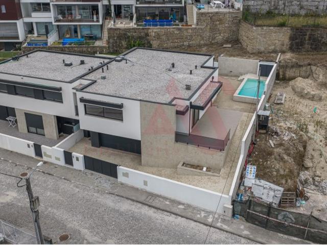 Moradia Geminada T4 Nova com Piscina em Aldão, Guimarães