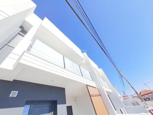 Moradia geminada T4, arquitetura contemporânea com garagem. 106m² Corroios