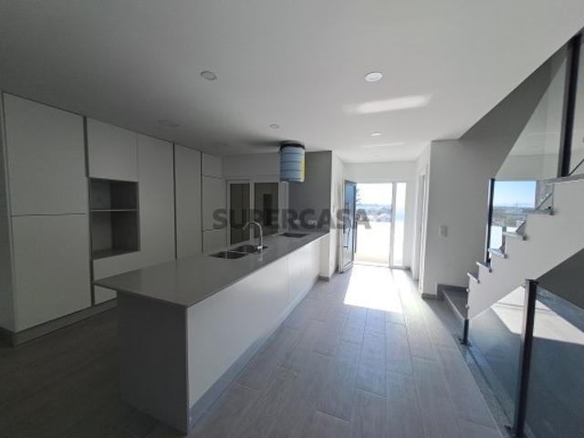 Moradia geminada T4, arquitetura contemporânea com garagem Vale de Milhaços