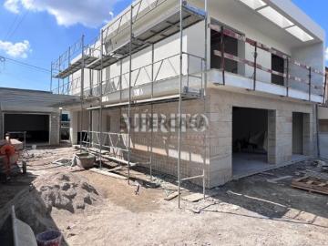 Moradia Geminada T4 com duas Suites