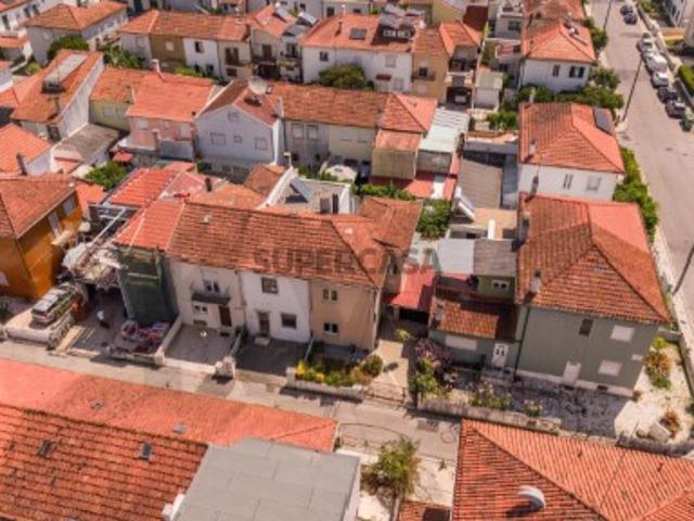 Moradia Geminada T4 com Garagem e Jardim no Prestigiado Bairro Norton de Matos Coimbra