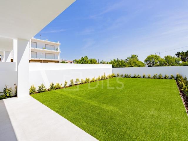 Moradia geminada T4 com jardim e piscina em Olhão