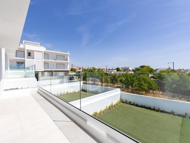 Moradia geminada T4 com jardim e piscina em Olhão