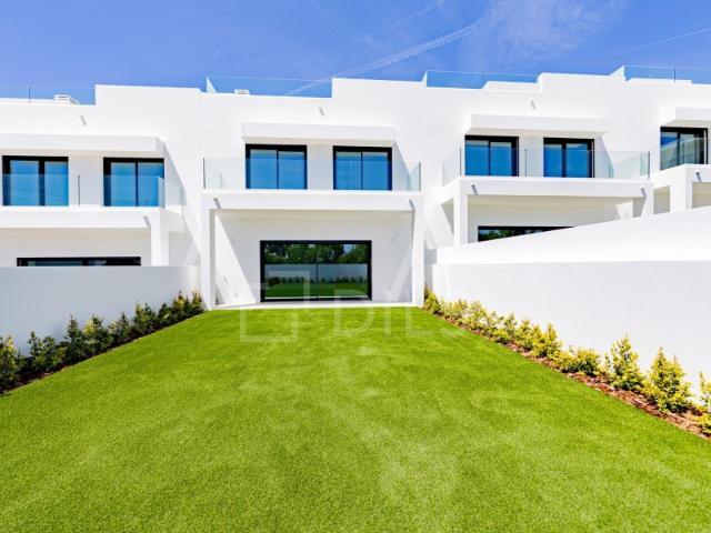 Moradia geminada T4 com jardim e piscina em Olhão
