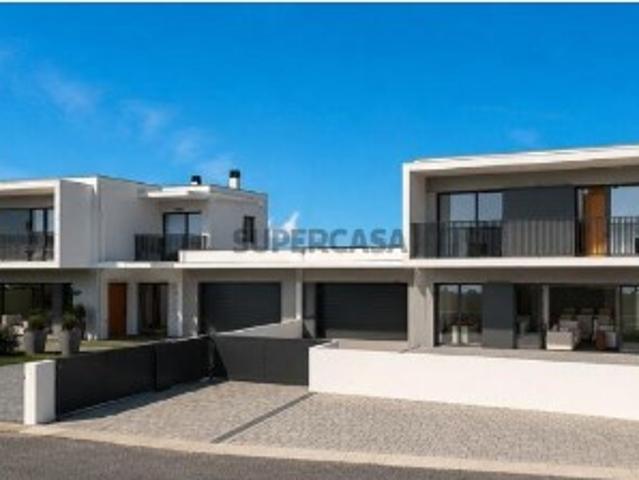 Moradia geminada T4 em Maceira