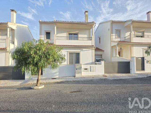 Moradia geminada T4 em Cela de 156 m²