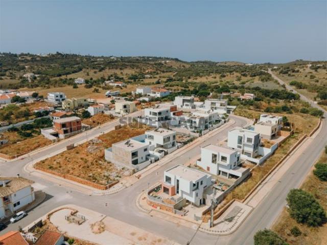 Moradia Geminada T4 em construção, a poucos minutos de Lagos