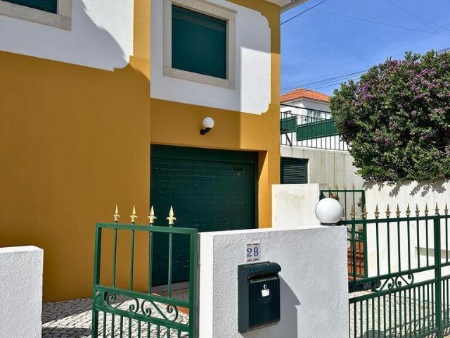Moradia geminada T4 em Foz do Arelho de 318,4 m²