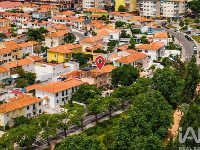 Moradia geminada T4 em Queluz e Belas de 190 m²