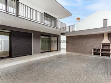 Moradia Geminada T4 + 1 na Portela da Azoia, Santa Iria de Azoia