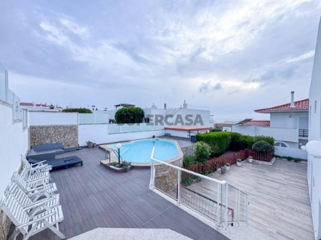 Moradia geminada T5+1 na Ericeira, renovada e próxima do mar