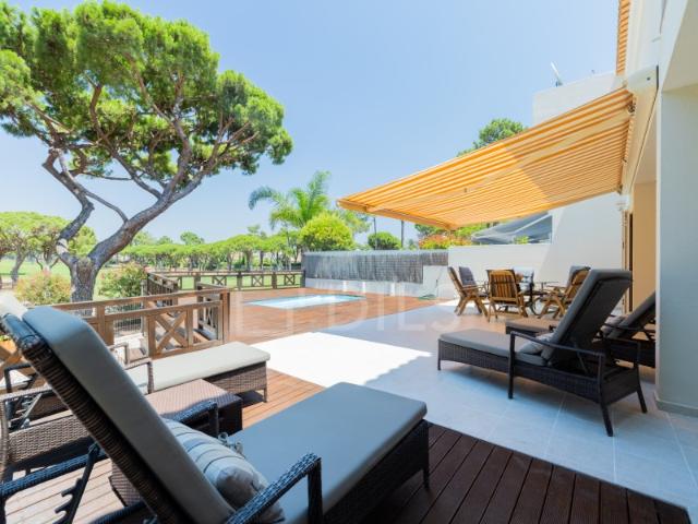 Moradia geminada T5 com piscina e vista golfe, em Vilamoura