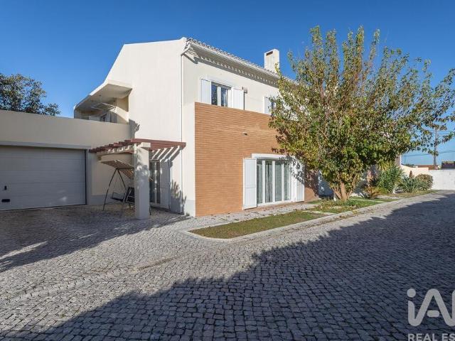 Moradia geminada T5 em Azeitão de 234 m² 234m² Azeitão São Lourenço e São Simão