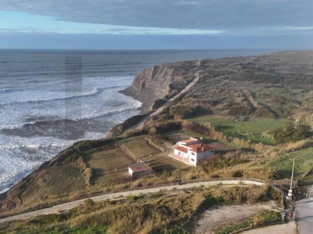 Moradia Geminada T5 Totalmente Remodelada em Santa Cruz a 3 Minutos da Praia