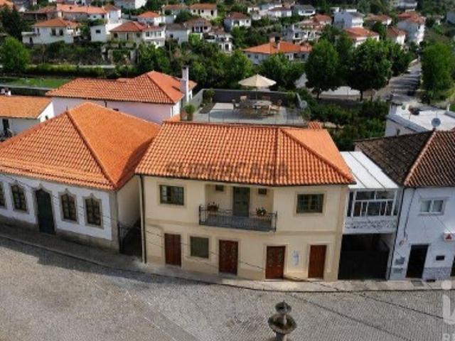 Moradia geminada T8 em de 231,5 m²