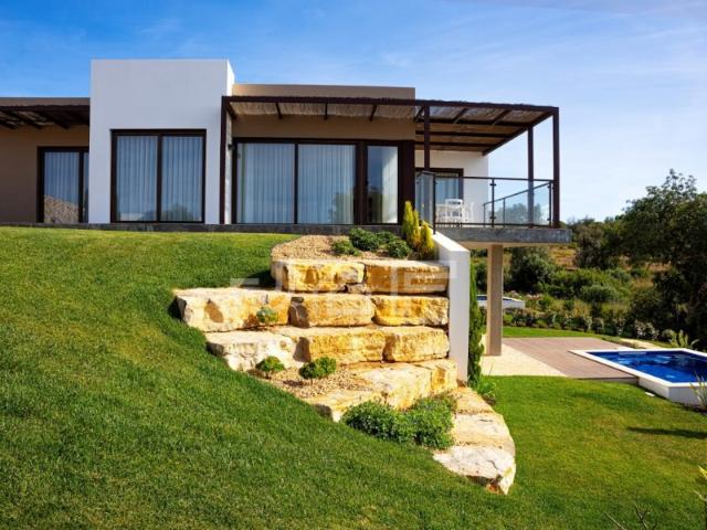Moradia Geminada T1+2 com piscina em Ferragudo