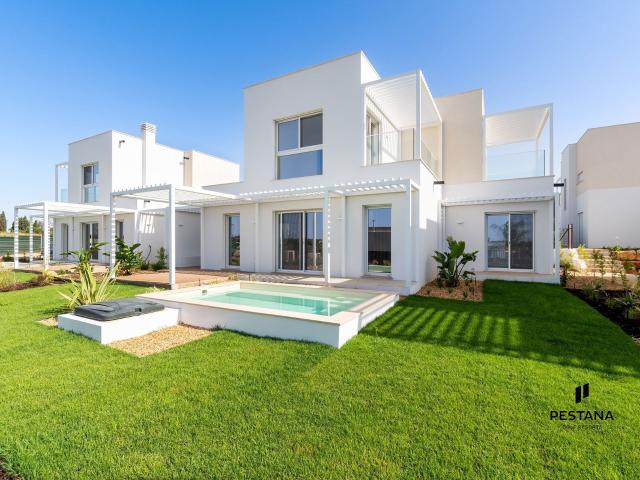 Moradia geminada T2+1 quartos com piscina privada no Pestana. 134m² Silves