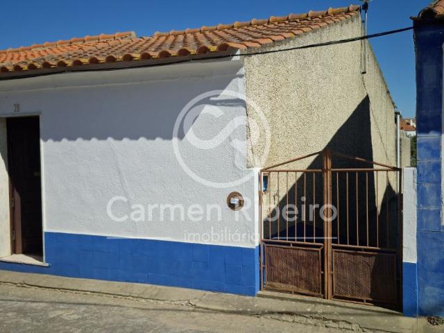 Moradia geminada T2 com quintal em Santo Amaro Sousel