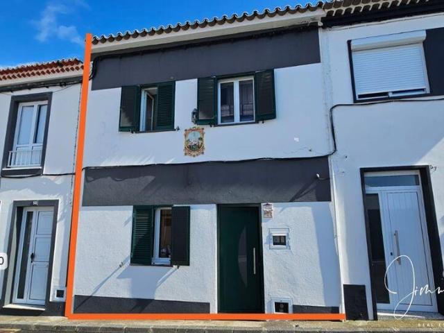 Moradia geminada T2 em Água de Pau de 137 m²