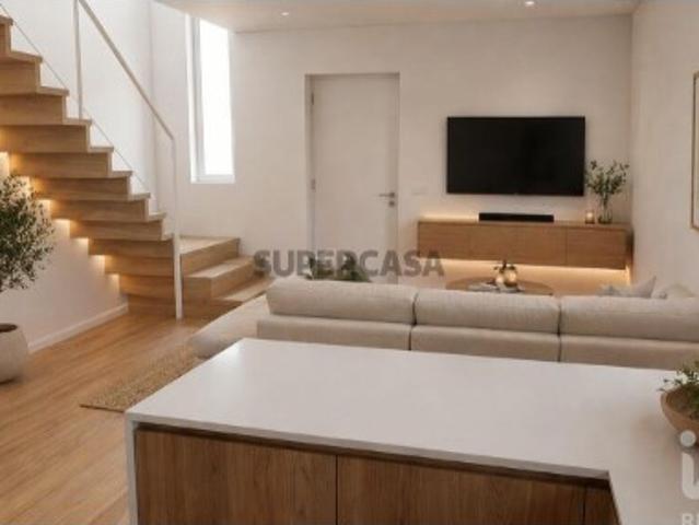 Moradia geminada T2 em Santo António dos Olivais de 60 m²